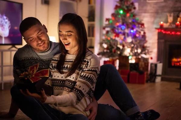 Surprised Girlfriend Magic Gift Box Boyfriend Christmas Day — Stock Photo, Image