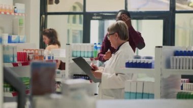 Eczanede baş ağrısı çeken genç bir erkek müşteri. Ağrılı bir migrenle uğraşıyor. Eczanedeki tapınakları ovmak ve ilaç ürünleri istemek, kafa basıncı....