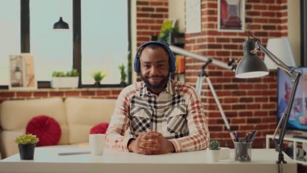 Gerente Masculino Hablando Videoconferencia Línea Asistiendo Una Reunión Negocios Remota — Vídeos de Stock
