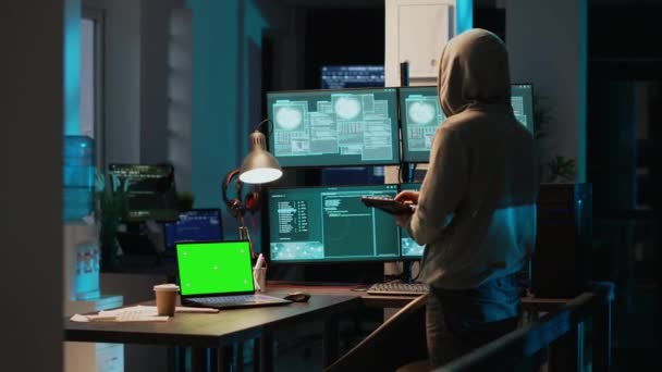해커는 스크린을 사용하여 서버에 침입하고 모니터에서 프로그래밍을 바이러스가 맬웨어를 사용하며 — 비디오