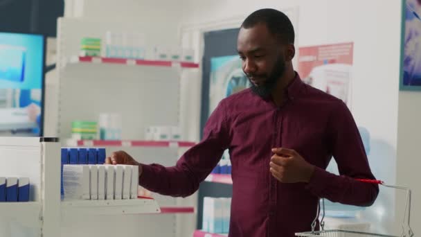 Africký Americký Zákazník Dívá Krabice Vitamíny Lékárnách Čtení Pilulek Příbalové — Stock video
