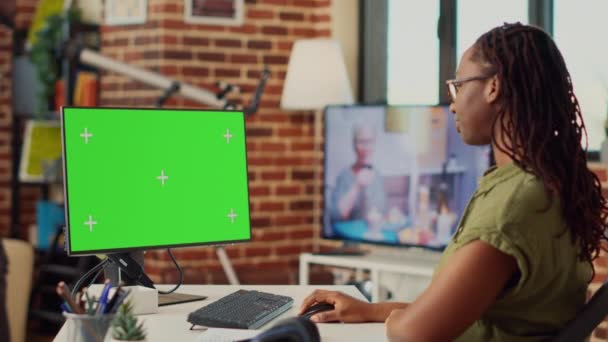Firmenmitarbeiter Betrachten Greenscreen Displays Computer Und Arbeiten Von Hause Aus — Stockvideo