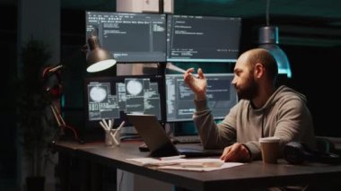Web mühendisi program çözümü hakkında düşünüyor, kaynak kodu bulmak ve uygulama geliştirmek için yeni fikirler üretiyor. Düşünceli ve düşünceli olmak, bulut hesaplama yapay zekası üzerinde çalışmak. El kamerasıyla..