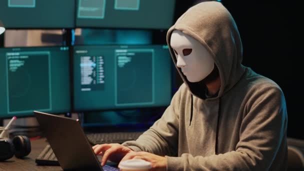 具有匿名掩码的黑客破坏了安全系统 安装了病毒以创建计算机恶意软件并窃取在线数据 蒙面犯罪分子深夜黑客攻击网络服务器 — 图库视频影像