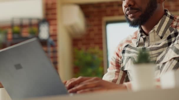 Freelancer Tippen Online Informationen Auf Laptop Erledigen Remote Arbeit Hause — Stockvideo