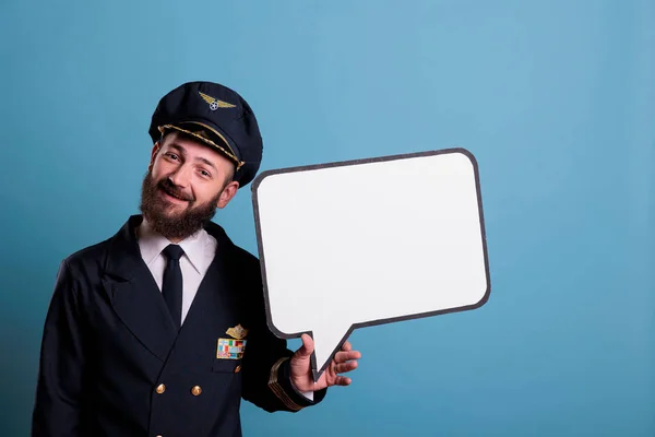 Uśmiechnięty Pilot Samolotu Trzymający Białą Pustą Bańkę Mowy Ramkę Komunikacji — Zdjęcie stockowe
