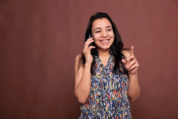 Sourire Femme Indienne Heureuse Parlant Sur Smartphone Rire Avoir Une — Photo