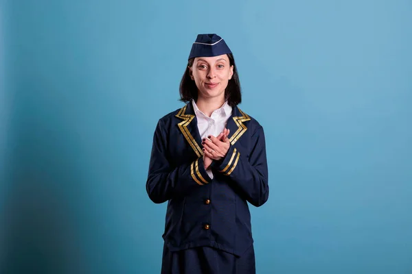 Potrait Smiling Flight Attendant Clapping Hands While Standing Studio Blue — Stock Photo, Image