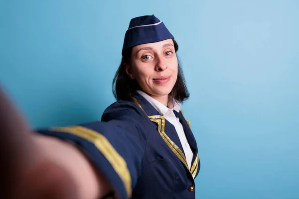 Lächelnde Flugbegleiterin Die Ein Selfie Aus Der Ersten Person Macht — Stockfoto