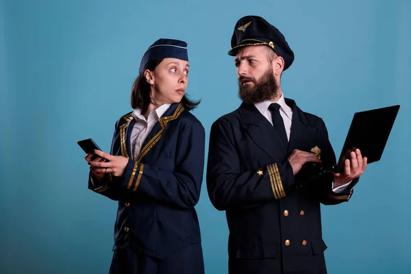 Piloto Usando Laptop Mensajería Azafata Smartphone Capitán Airlane Uniforme Profesional — Foto de Stock