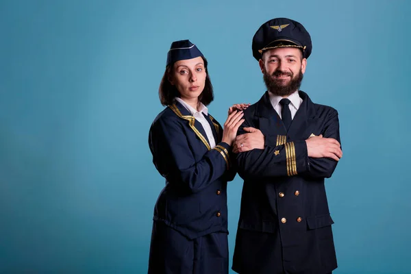 Lächelnder Flugzeugführer Und Stewardess Paar Uniform Mit Blick Auf Kamera — Stockfoto