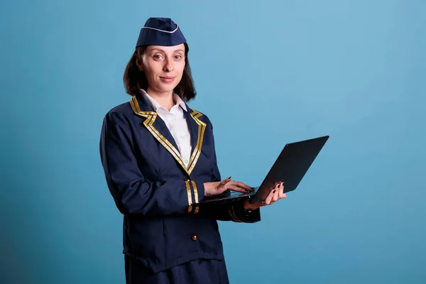 Uśmiechnięta Stewardessa Pomocą Laptopa Wpisując Wiadomość Patrząc Kamerę Młoda Stewardessa — Zdjęcie stockowe