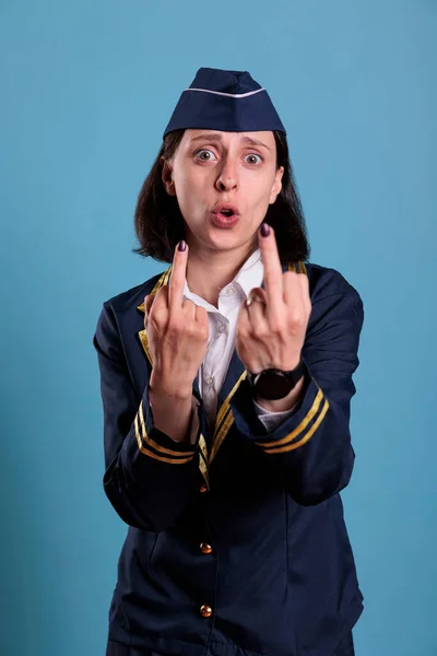 Porträt Einer Aggressiv Wütenden Stewardess Mit Offensiver Mittelfinger Geste Wütender — Stockfoto