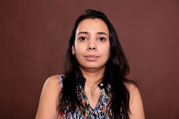 Indická Žena Dívá Střední Detailní Portrét Kamery Klidná Dáma Neutrálním — Stock fotografie