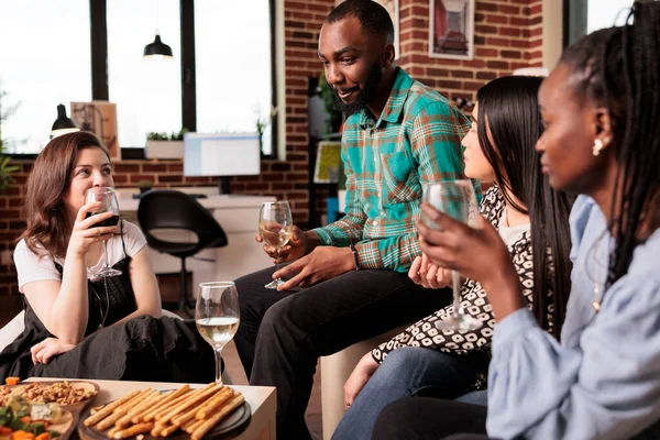인종의 여성들 아프리카 미국인 대화를 방에서 친구들 파티에서 와인을 마시고 — 스톡 사진