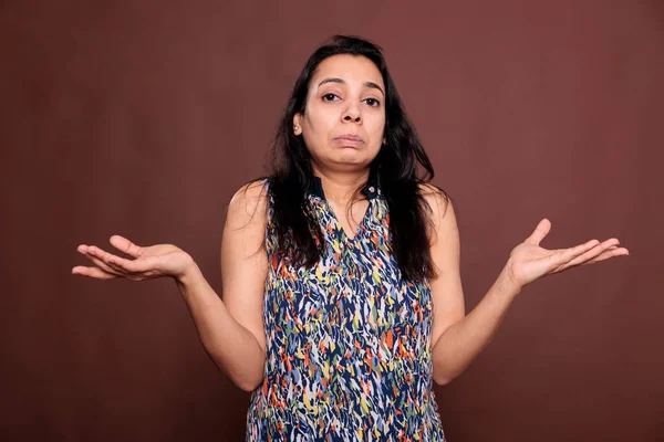 Förbryllad Indian Kvinna Rycka Axlar Med Ifrågasättande Ansiktsuttryck Porträtt Förvirrad — Stockfoto