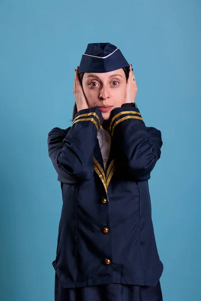 Stewardess Bedekt Oren Met Handen Hoort Geen Kwaad Gebaar Vliegtuig — Stockfoto