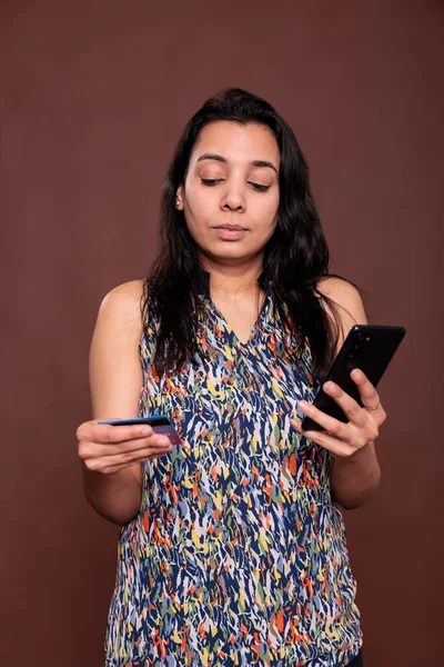 Hintli Bir Kadın Ekommerce Sitesinden Sipariş Veriyor Elinde Akıllı Telefon — Stok fotoğraf