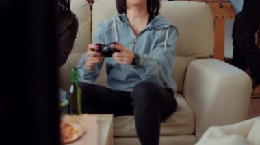 İnsanlar bilgisayar oyunları yarışmasını sanal gerçeklik kulaklığı ve boş zaman aktivitesiyle kaybettikleri için üzülüyorlar. Hüsrana uğramış arkadaşlar oyun oynamak için VR gözlüklerini kullanıyorlar, çevrimiçi kaybediyorlar.