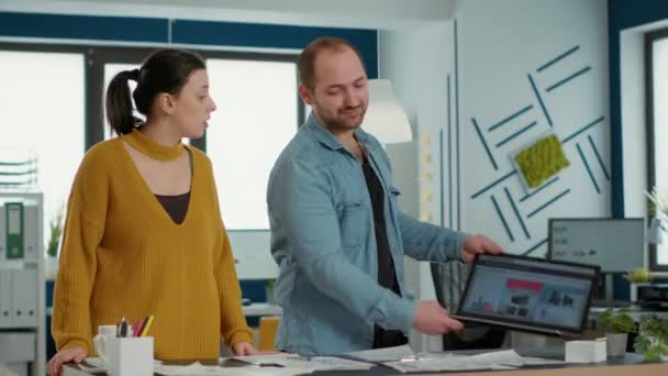 Lächelnde Mitarbeiter Büro Die Auf Den Laptop Schauen Und Business — Stockvideo
