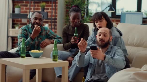 Diversas Personas Viendo Videos Divertidos Teléfonos Inteligentes Bebiendo Cerveza Botellas — Vídeo de stock