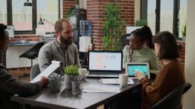 Çeşitli iş adamları araştırma raporları üzerinde çalışıyor, yönetim kurulu ofisinde işbirliği yapıyorlar. Fikir üreten ve proje grafiklerini analiz eden iş arkadaşları, ağ verileri.