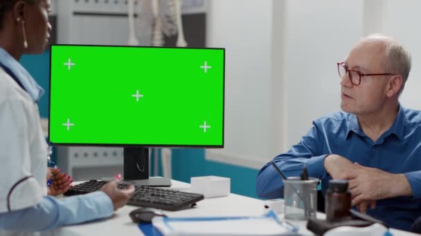 Лікар Літня Людина Інвалідному Візку Аналізують Зелений Колір Кабінеті Медик — стокове відео