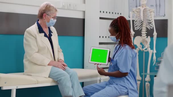 Female Nurse Holding Horizontal Greenscreen Digital Tablet Checkup Patient Women — Stock Video