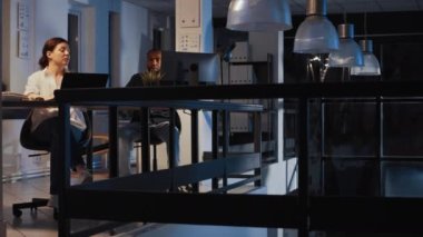 Proje paylaşımları üzerinde çalışan çok ırklı çalışanlardan oluşan bir ekip ve dizüstü bilgisayardaki verilerle araştırma planı yapıyorlar. Gece geç saatlerde sunum yapmak için ortaklık yapmak, fikir üretmek....