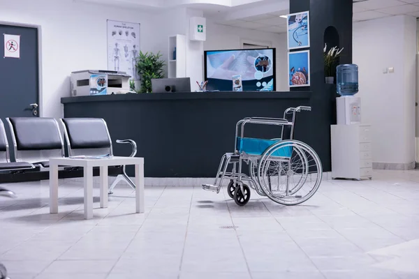 대기실에는 의자도 리셉션 데스크도 사용되지 가구도 로비에 휠체어 의료진 클리닉 — 스톡 사진