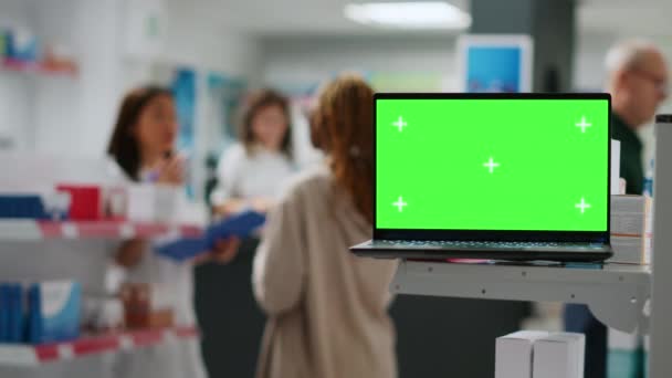 展示与孤立的绿色屏幕模板笔记本电脑放在药柜与药物 空白的模拟背景 药品零售店的Chroma键复制空间屏幕 — 图库视频影像