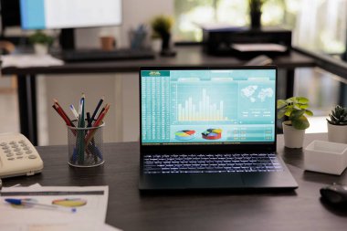 Grafik ve grafikleri gösteren dizüstü bilgisayar, iş muhasebe analizi. Taşınabilir aygıt üzerinde veri büyüme şemaları olan bir ofis, istatistik konsepti.