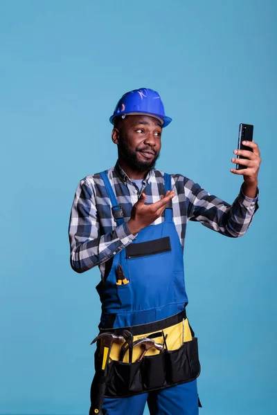 Afroamerikansk Entreprenör Talar Videosamtal Med Affärspartner Bär Overall Mot Blå — Stockfoto