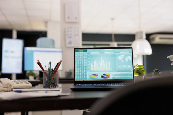 Modern Bir Ofis Masasında Dizüstü Bilgisayarında Finansal Kontrol Paneli Olan — Stok fotoğraf