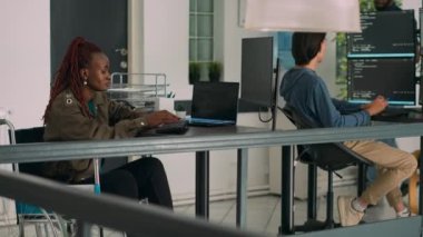 Engelli Afrikalı Amerikalı geliştirici terminal penceresinde programlama dili ile çalışıyor. Bilgisayarda yeni program arayüzü geliştirmek için html betiği kullanan tekerlekli sandalye mühendisi.