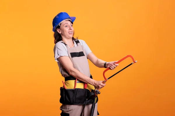Uzman Testeresi Kullanan Alet Kemeri Kullanan Bir Kadın Yenileme Projesi — Stok fotoğraf