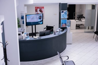 Bilgisayarlı insansız masalar, yalnız tıbbi binalarda kullanacak kimsesi olmayan ofis malzemeleri hasta ya da doktorları olmayan. Kimse boş ofiste tıbbi danışmanlık yapmıyor..