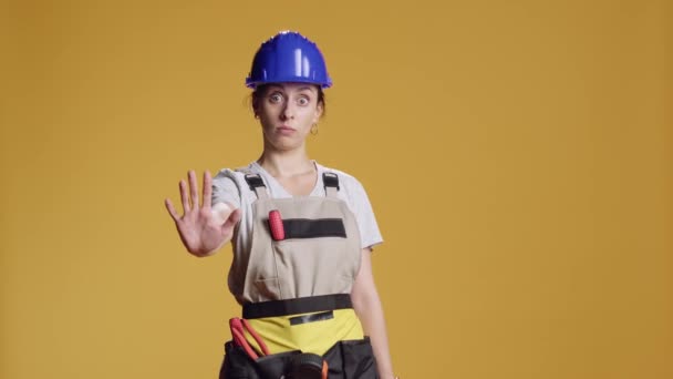 Portrét Stavebního Dělníka Dělá Stop Sign Dlaní Reklama Neprojde Dokončit — Stock video