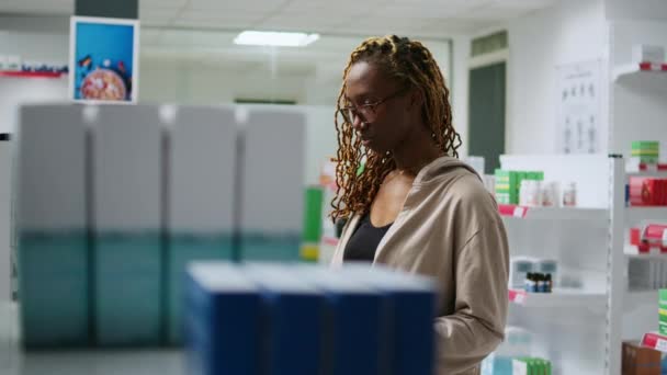 Afrikanischer Kunde Liest Beipackzettel Mit Vitaminen Und Kontrolliert Medikamentenverpackungen Aus — Stockvideo