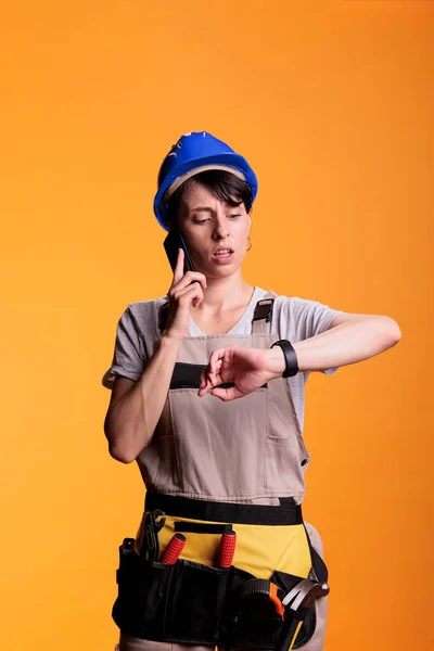 Entrepreneur Construction Vérifiant Heure Montre Bracelet Parler Téléphone Inquiétant Retard — Photo