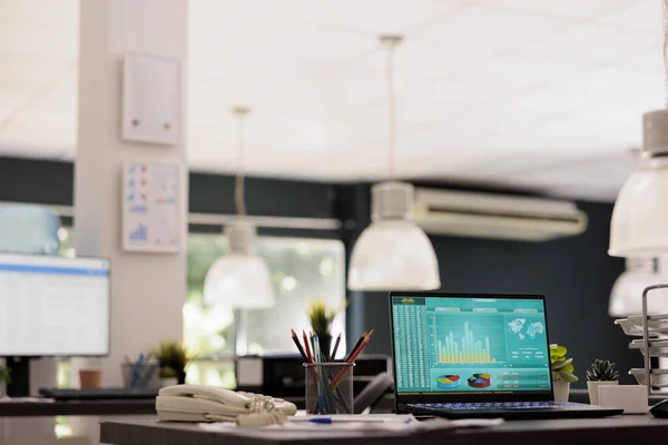 사무실에 소프트웨어와 산업용 램프로 랩탑을 놓습니다 전문가들 일하는 사무실 직장의 — 스톡 사진