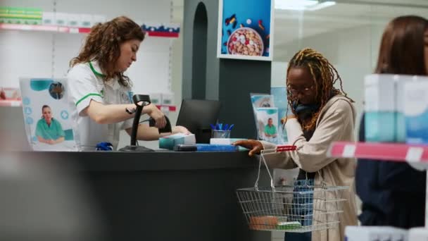 Apotheker Verkauft Medizinische Produkte Afrikanisch Amerikanische Kunden Kauft Medikamente Und — Stockvideo