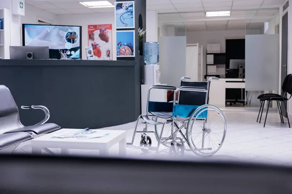 Kein Rollstuhlfahrer Leeren Empfangsbereich Der Medizinischen Klinik Mit Unbenutzten Stühlen — Stockfoto