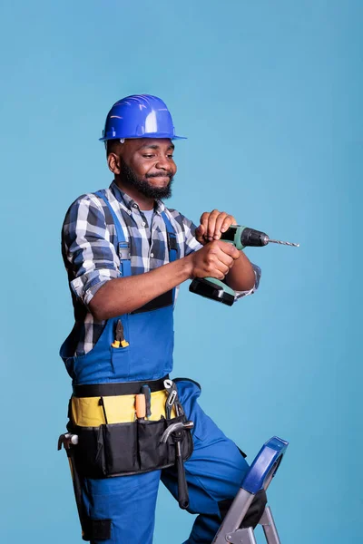 Constructor Afroamericano Utilizando Taladro Eléctrico Para Atornillar Clavos Trabajando Con — Foto de Stock