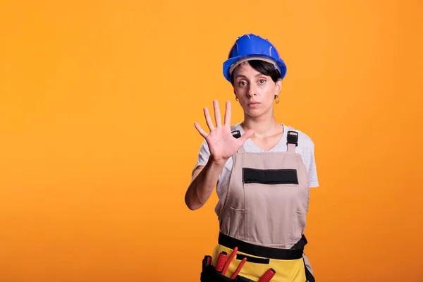 Junge Heimwerkerin Missbilligt Ablehnende Idee Hebt Die Handfläche Verweigerung Zeigen — Stockfoto