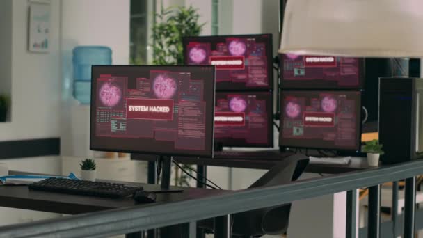 システムエラーセキュリティとハッキングアラート 画面に点滅する重要なエラーメッセージを示すコンピュータを備えた空の代理店オフィス セキュリティ侵害の脅威とサイバー犯罪攻撃を持つ複数のモニター — ストック動画