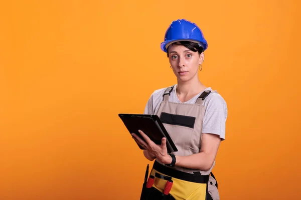 Retrato Mulher Construtora Trabalhando Com Tablet Digital Procura Renovação Inspiração — Fotografia de Stock