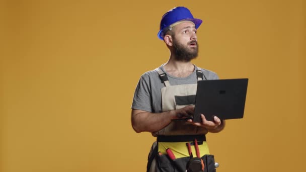 Portret Złotej Rączki Laptopem Odnalezienia Inspiracji Konstrukcyjnej Pracy Nad Schematem — Wideo stockowe