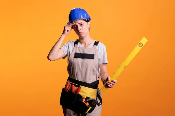 Constructora Femenina Lidiando Con Dolor Cabeza Severo Manteniendo Nivelador Cámara —  Fotos de Stock