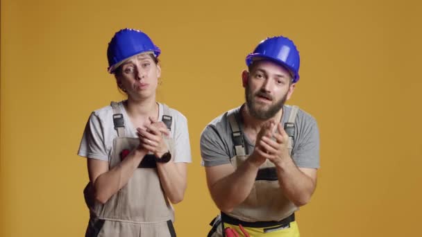 Ein Team Von Bauunternehmern Die Beten Auf Der Baustelle Arbeiten — Stockvideo